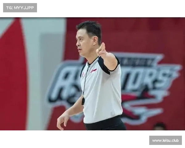 B费罚点前遭遇裁判撞击未道歉 主罚节奏被明显打乱影响比赛表现
