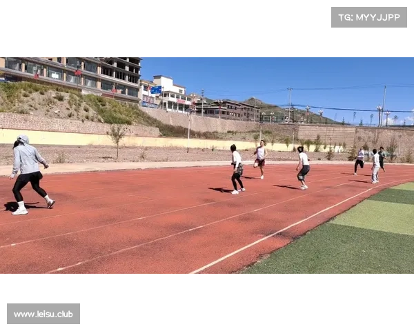 龙门山学校“红鲤小将”风雨中驰骋绿茵,初中女子组折桂